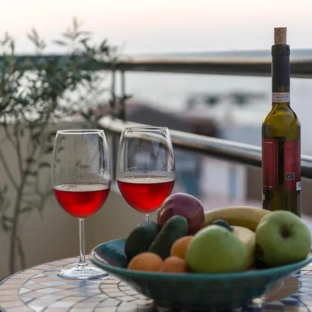 Enjoy Sunsets At Fully Equipped Seaside Apartment